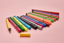 文具企業(yè)應(yīng)該針對消費(fèi)者關(guān)注點(diǎn)，將品牌策劃進(jìn)行差異化、個性化的創(chuàng)新